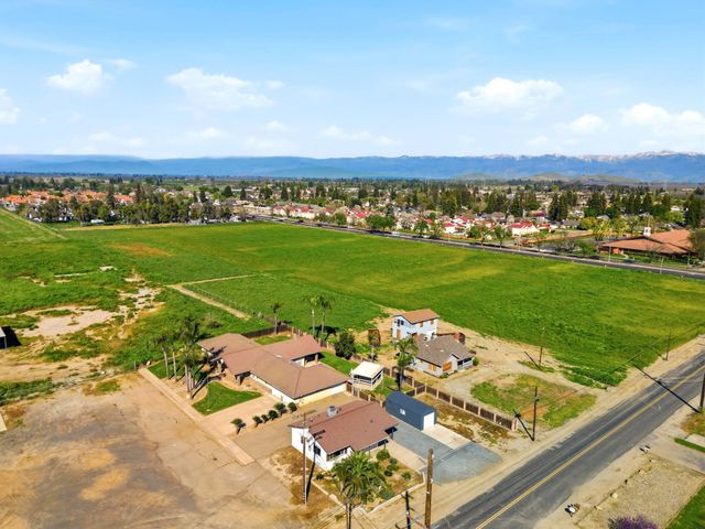 2702 E Goshen Avenue, Visalia, CA 93292