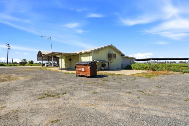 2702 E Goshen Avenue, Visalia, CA 93292