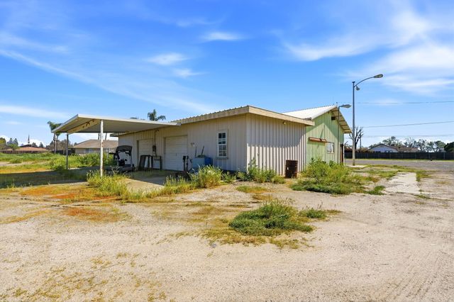 2702 E Goshen Avenue, Visalia, CA 93292