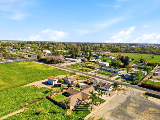 2702 E Goshen Avenue, Visalia, CA 93292