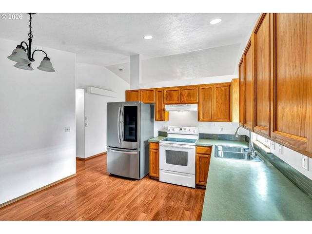 351 ELMA Ct, Salem, OR 97301