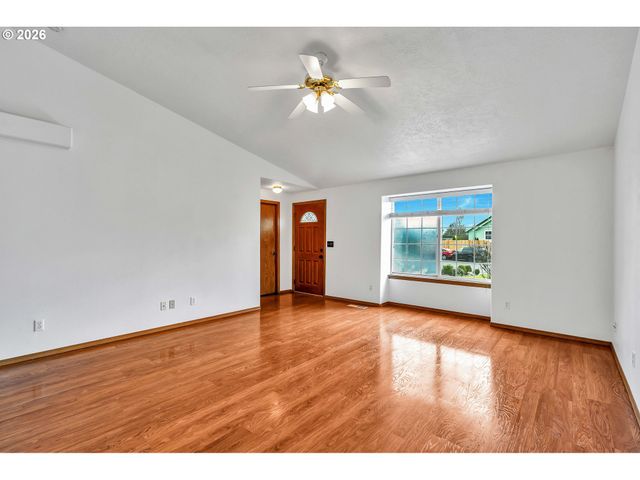 351 ELMA Ct, Salem, OR 97301