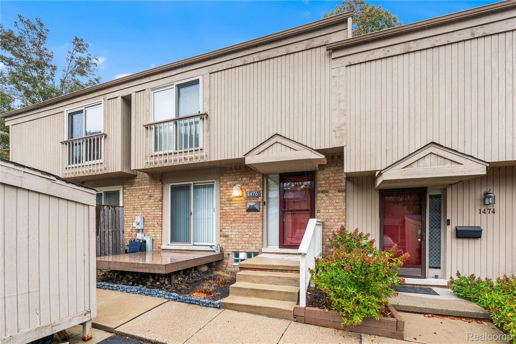 1476 E Oakbrook E, Rochester Hills, MI 48307