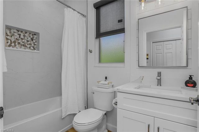 120 Livermore LN, Naples, FL 34119