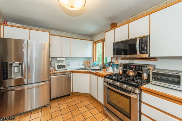 16 Pennsylvania Ave, Montvale Boro, NJ 07645