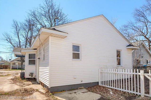 1335 Allen Street, Burton, MI 48529