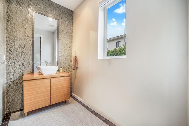 6900 Barquera St, Coral Gables, FL 33146