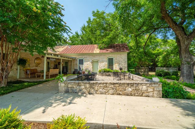 802 S Austin Street, Comanche, TX 76442