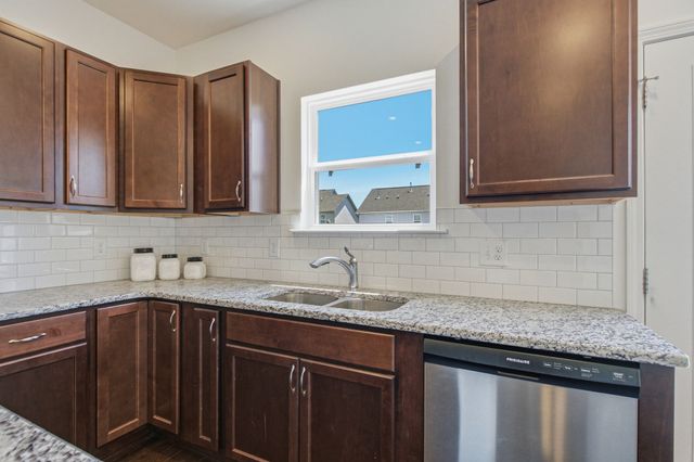 156 Hampshire Way, White House, TN 37188