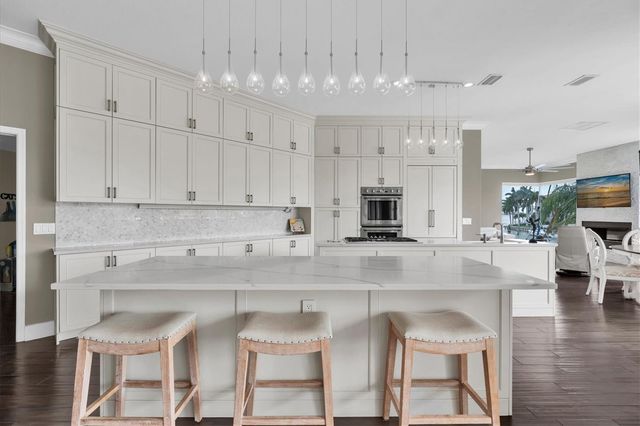 2853 SEABREEZE DRIVE S, Gulfport, FL 33707