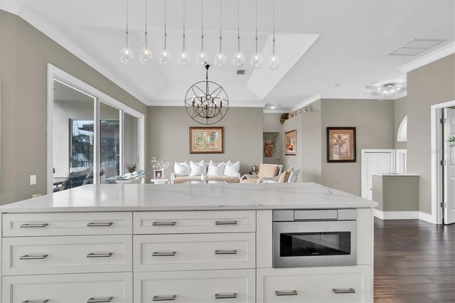 2853 SEABREEZE DRIVE S, Gulfport, FL 33707