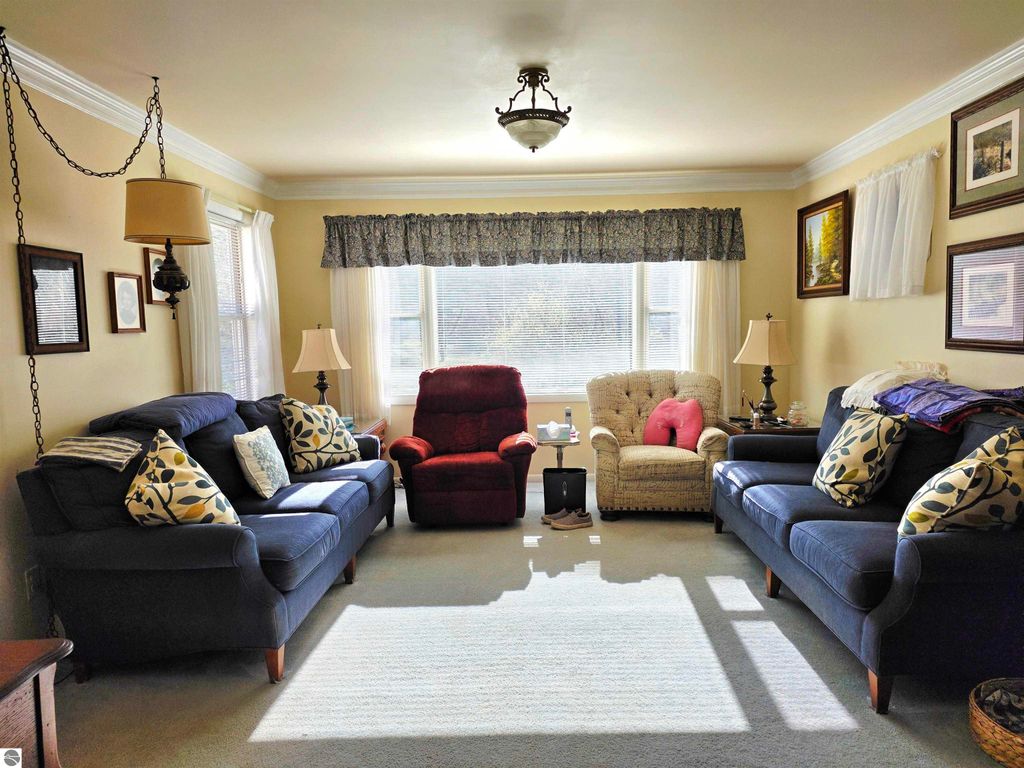 Image 5 of property listing at 44 Leroy Street, Hillsdale, MI 49242