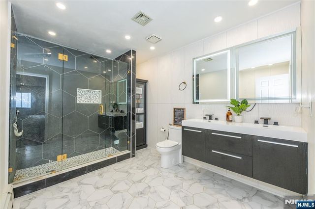 12 Rene Court, Wayne, NJ 07470