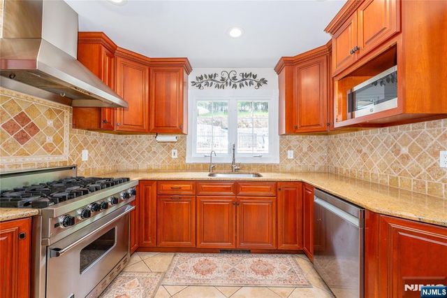 12 Rene Court, Wayne, NJ 07470