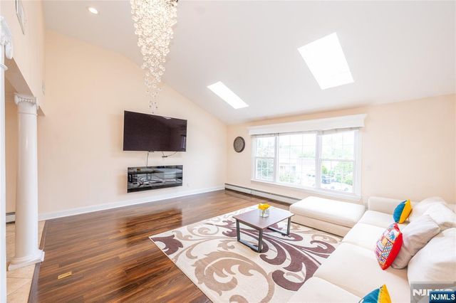 12 Rene Court, Wayne, NJ 07470