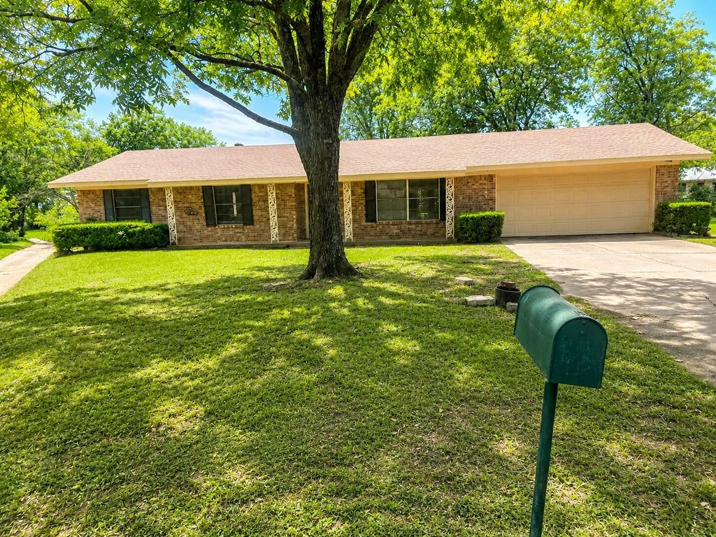 1141 Bowie Street, Sulphur Springs, TX 75482