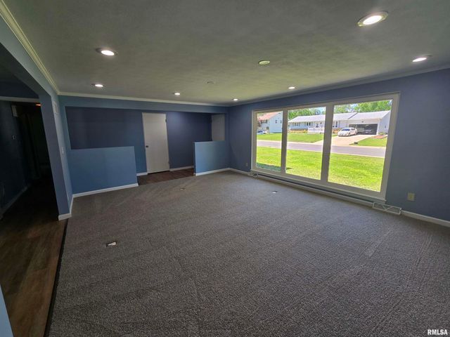 2020 W NEWMAN Parkway, Peoria, IL 61604