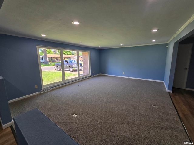 2020 W NEWMAN Parkway, Peoria, IL 61604