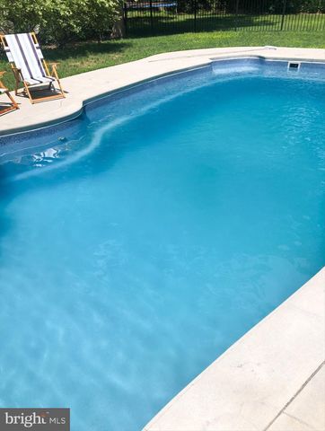 18 COUNTRY WOODS DR, New Egypt, NJ 08533