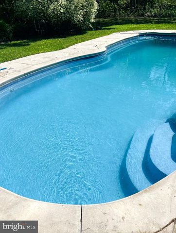 18 COUNTRY WOODS DR, New Egypt, NJ 08533