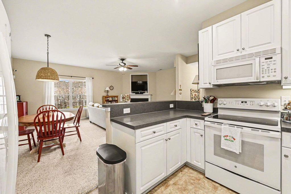 Image 10 of property listing at 4121 Perrine Street, Charleston, SC 29414