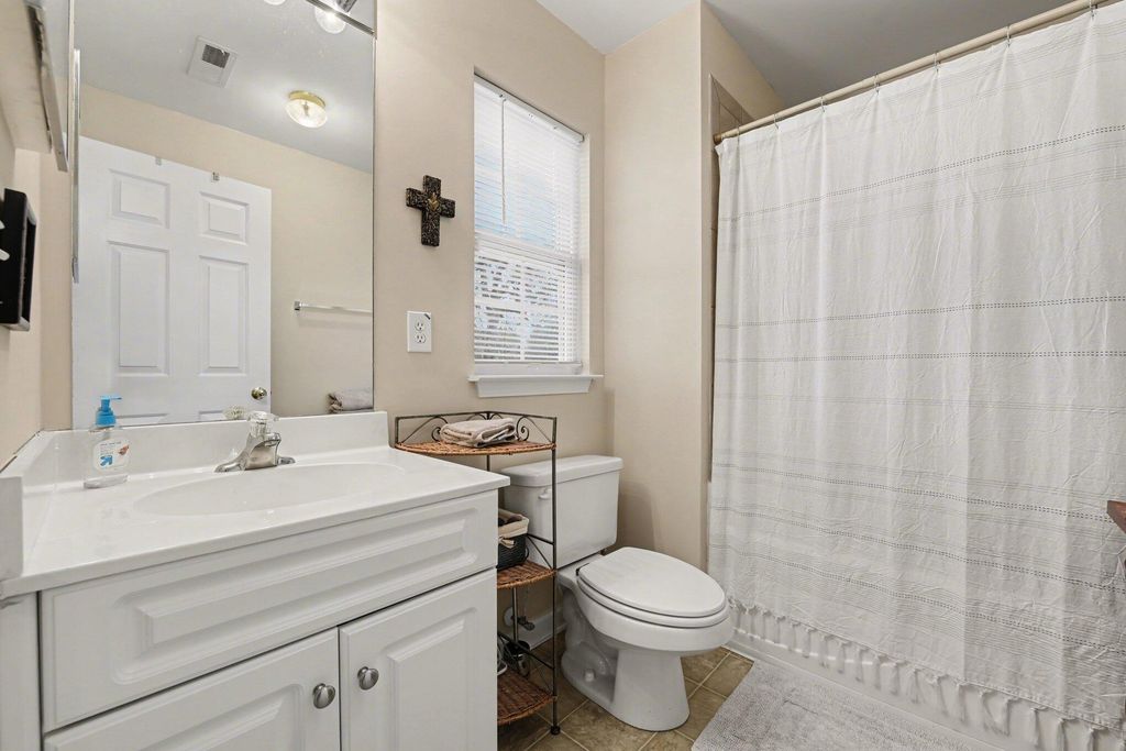 Image 17 of property listing at 4121 Perrine Street, Charleston, SC 29414