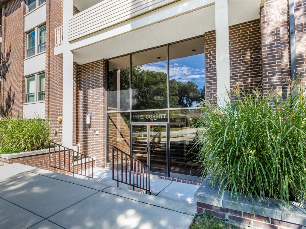 111 E Cossitt Avenue 206, La Grange, IL 60525 — exterior