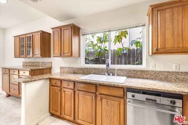 18806 Hatteras Street 101, Tarzana (los Angeles), CA 91356