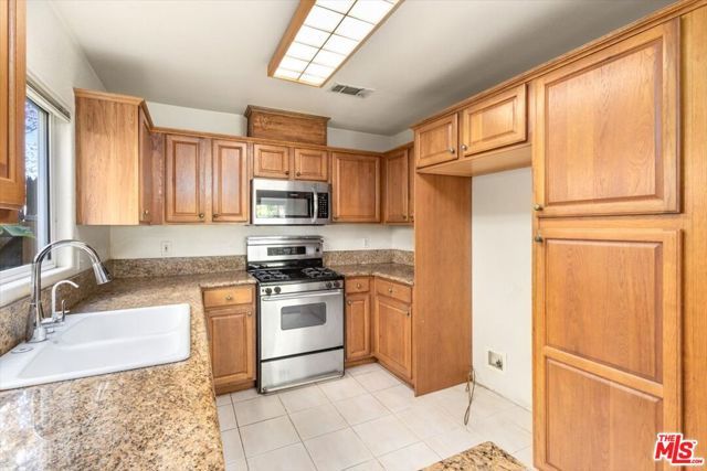 18806 Hatteras Street 101, Tarzana (los Angeles), CA 91356