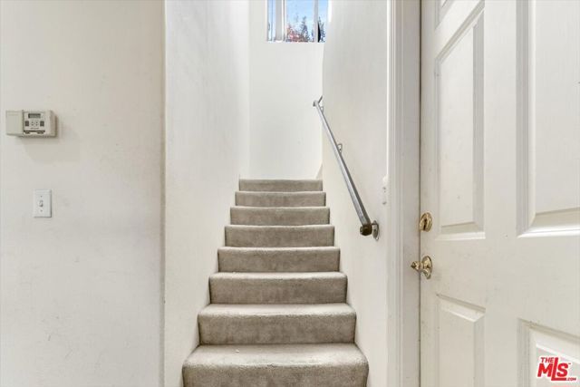 18806 Hatteras Street 101, Tarzana (los Angeles), CA 91356