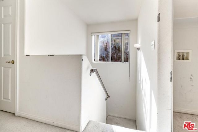 18806 Hatteras Street 101, Tarzana (los Angeles), CA 91356