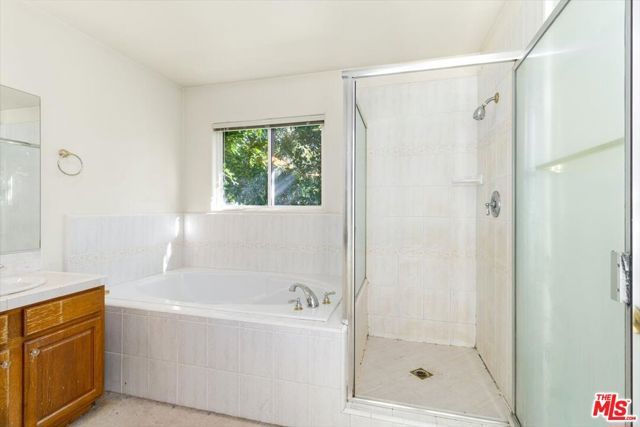 18806 Hatteras Street 101, Tarzana (los Angeles), CA 91356