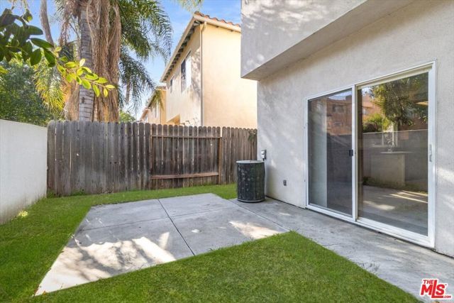 18806 Hatteras Street 101, Tarzana (los Angeles), CA 91356