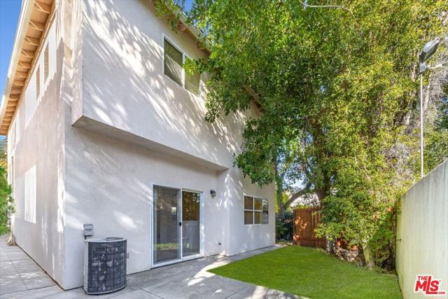 18806 Hatteras Street 101, Tarzana (los Angeles), CA 91356