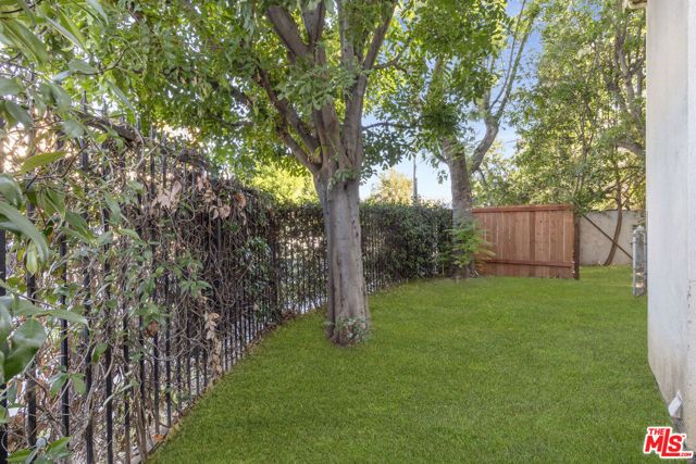 18806 Hatteras Street 101, Tarzana (los Angeles), CA 91356