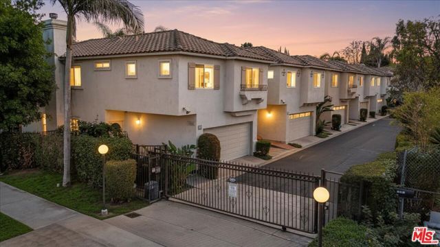 18806 Hatteras Street 101, Tarzana (los Angeles), CA 91356