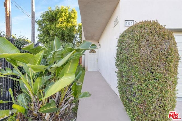 18806 Hatteras Street 101, Tarzana (los Angeles), CA 91356