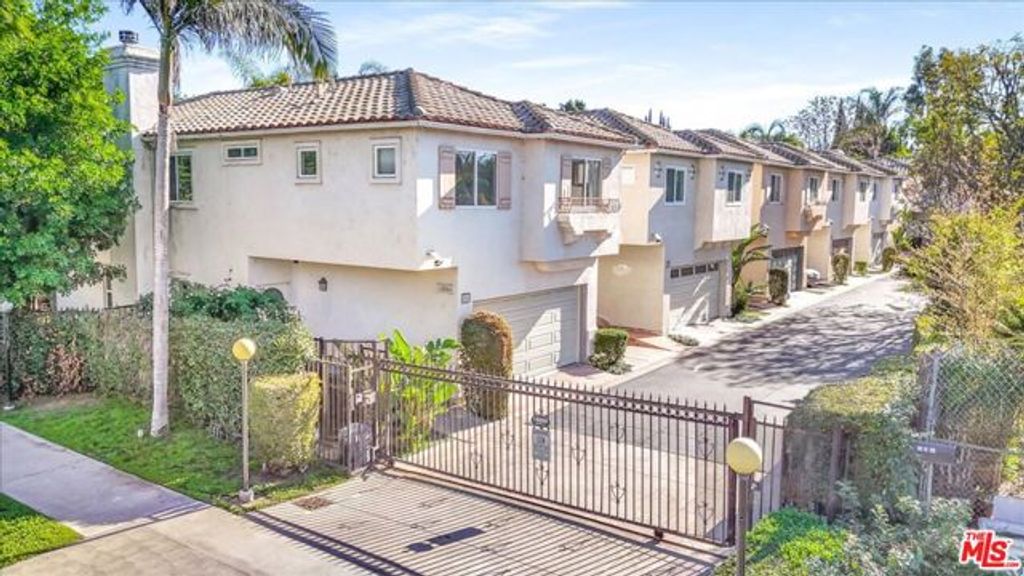 18806 Hatteras Street 101, Tarzana (los Angeles), CA 91356