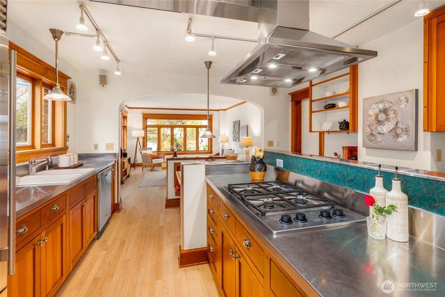 2117 N 36th Street, Seattle, WA 98103