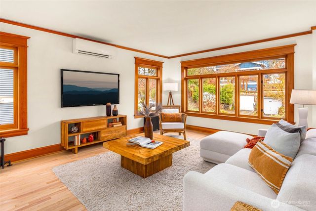 2117 N 36th Street, Seattle, WA 98103