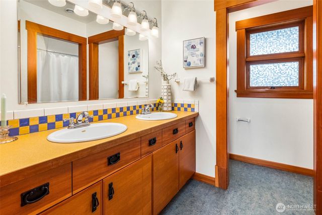 2117 N 36th Street, Seattle, WA 98103