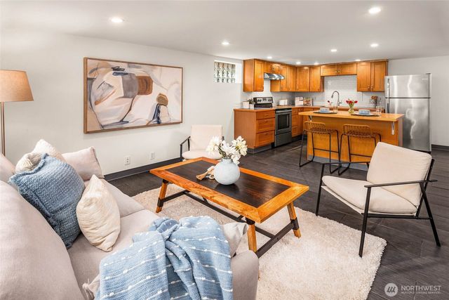 2117 N 36th Street, Seattle, WA 98103