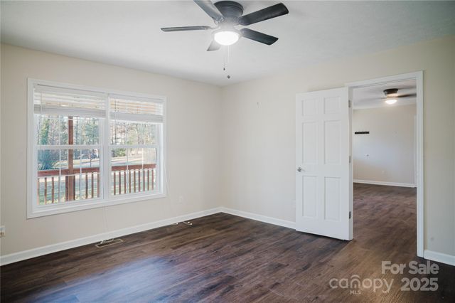 159 W Sweetbriar Lane, Etowah, NC 28729