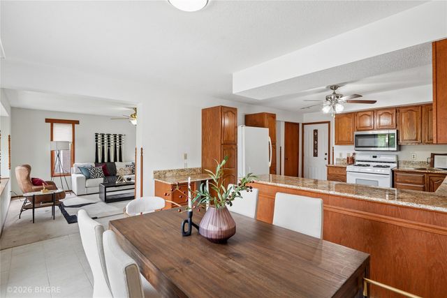 8527 Ridgeview Drive, Des Moines, IA 50320