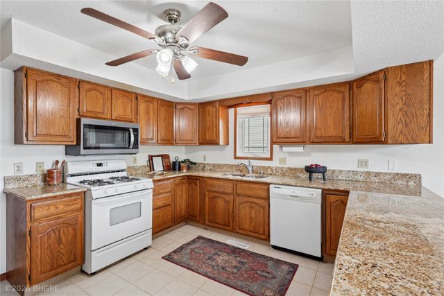 8527 Ridgeview Drive, Des Moines, IA 50320