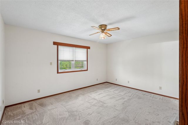 8527 Ridgeview Drive, Des Moines, IA 50320