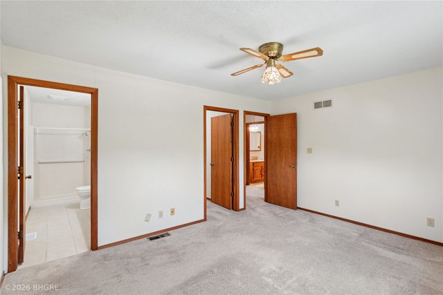 8527 Ridgeview Drive, Des Moines, IA 50320