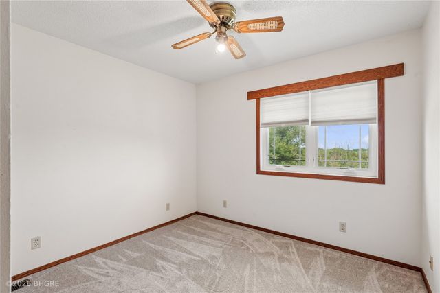 8527 Ridgeview Drive, Des Moines, IA 50320