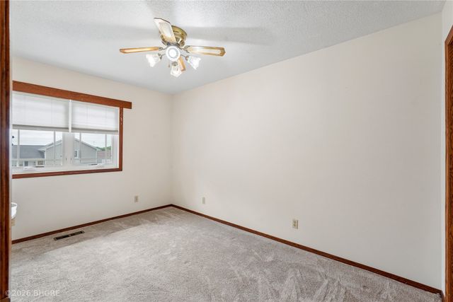 8527 Ridgeview Drive, Des Moines, IA 50320