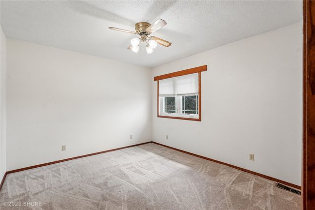 8527 Ridgeview Drive, Des Moines, IA 50320